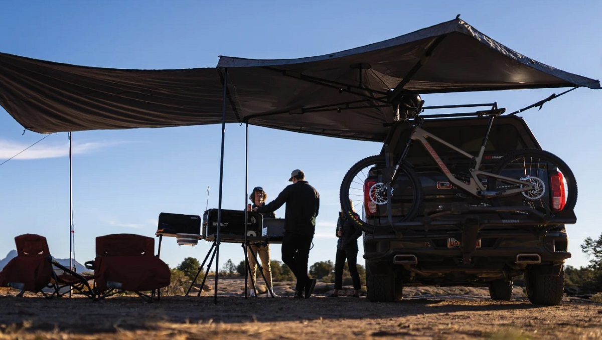 Yakima MajorShady 270 - 270 Degree Roof Mounted Awning In Use