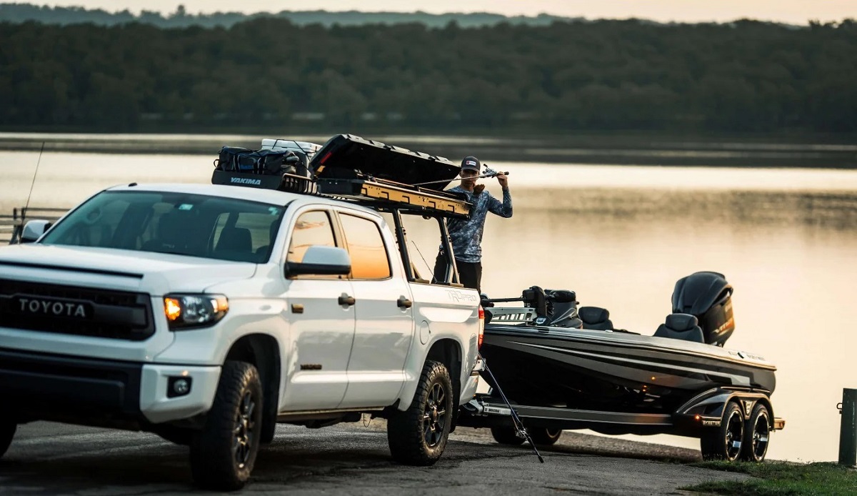 Ready to go when the fish are biting, the TopWater™ is a purpose-built, enclosed fishing rod box— keeping you prepared to hit the water with up to 8 fishing rods, up to 8 ft. long, fully rigged, organized, and out of the vehicle. From spin to bait casting to fly rods, the protective foam pads and retention straps keep rods and reels safely suspended in place without getting banged around or entangled. The space below your rods makes room for low-profile tackle boxes or other wet gear. Made in the USA, this strong and rugged fishing rod box locks your gear with an included Yakima® SKS (Single Key System) lock. For added ease, the universal attachment secures the TopWater to nearly any roof rack or Yakima’s EasyRider™ and RACKandROLL™ trailers.